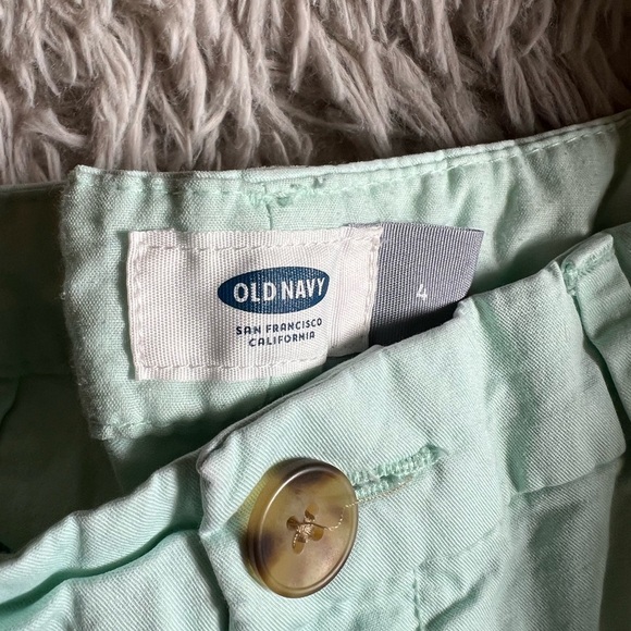 Old Navy Mid-Rise Everyday Khaki Shorts For Women - 5 inch inseam - Picture 3 of 4